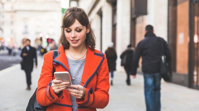 Qué es la Ley del Caminante Distraído con la que podrán multar a peatones que utilicen celulares