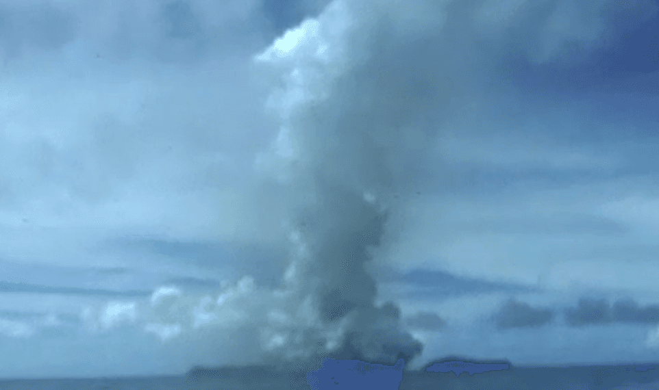 La impresionante erupción de un volcán submarino que creó una nueva isla
