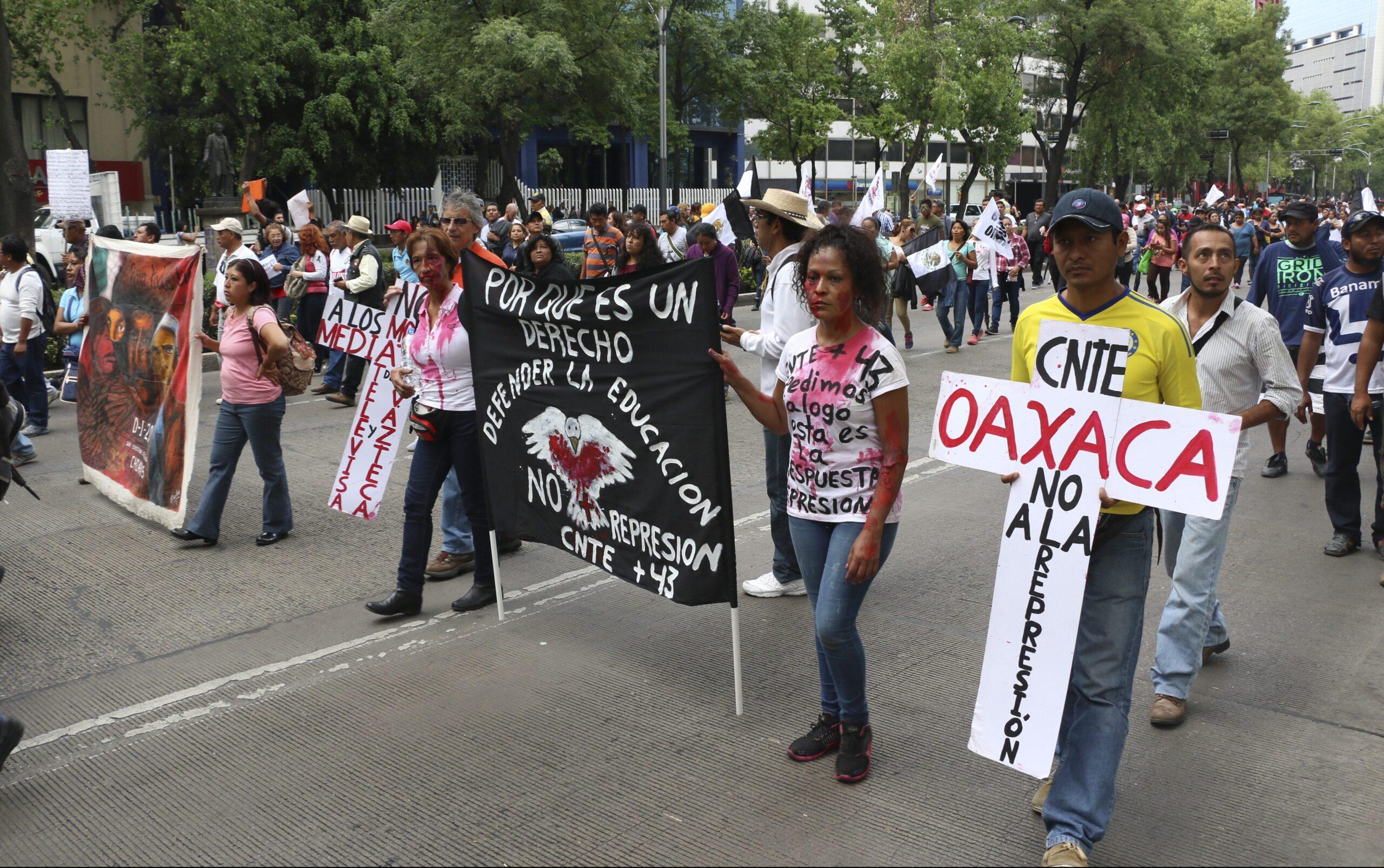 Maestros de la CNTE cierran autopista del Sol en Guerrero y retiene camiones en Oaxaca