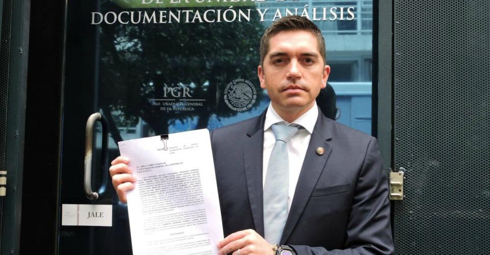 Senadores del PAN denuncian a Humberto Moreira ante la PGR por desfalco en Coahuila