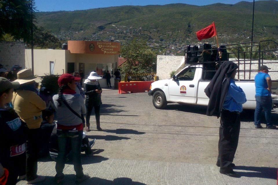 Normalistas e integrantes de la Ceteg bloquean sede policial en Guerrero; afecta tránsito en la Autopista del Sol