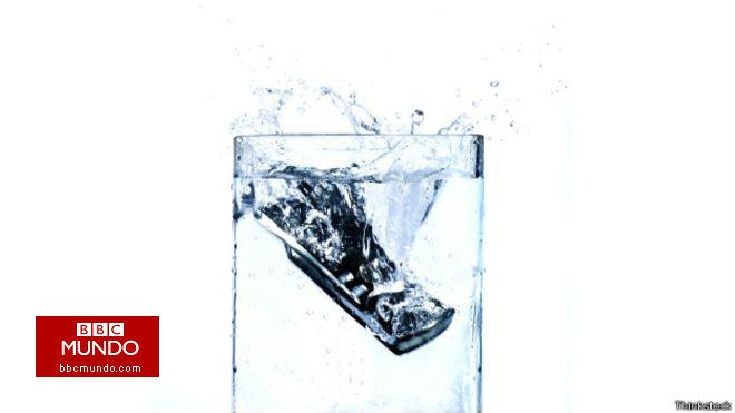 ¿Qué hacer cuando se te moja el celular?