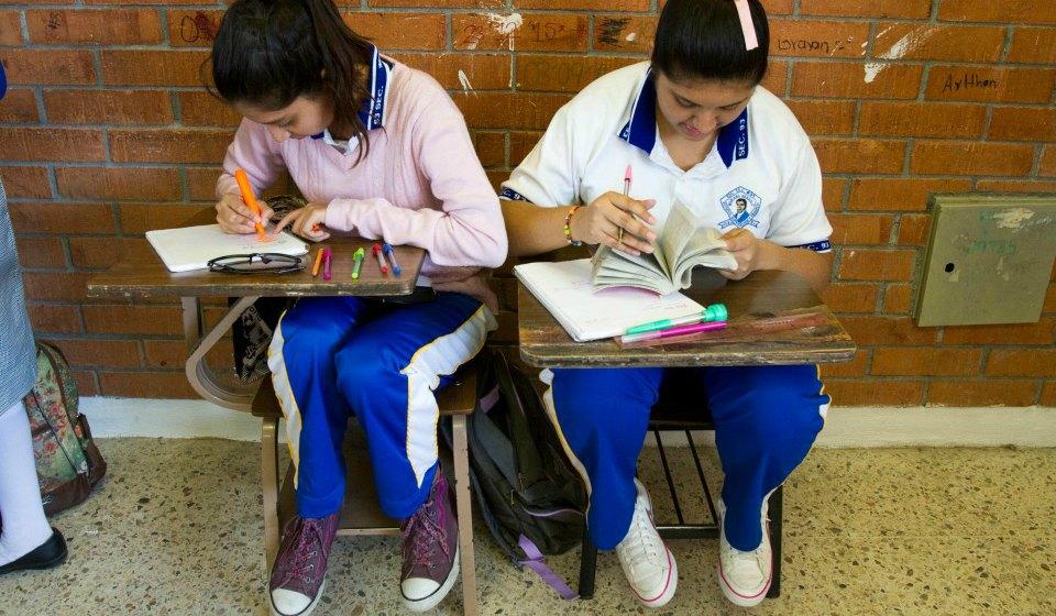 Sin baños ni directores: así funcionan las escuelas mexicanas