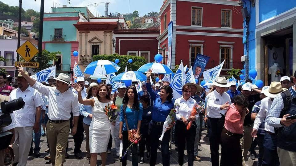 Presentan a Alondra en marcha de candidatos del PAN en Guanajuato capital; Vázquez Mota le promete libro