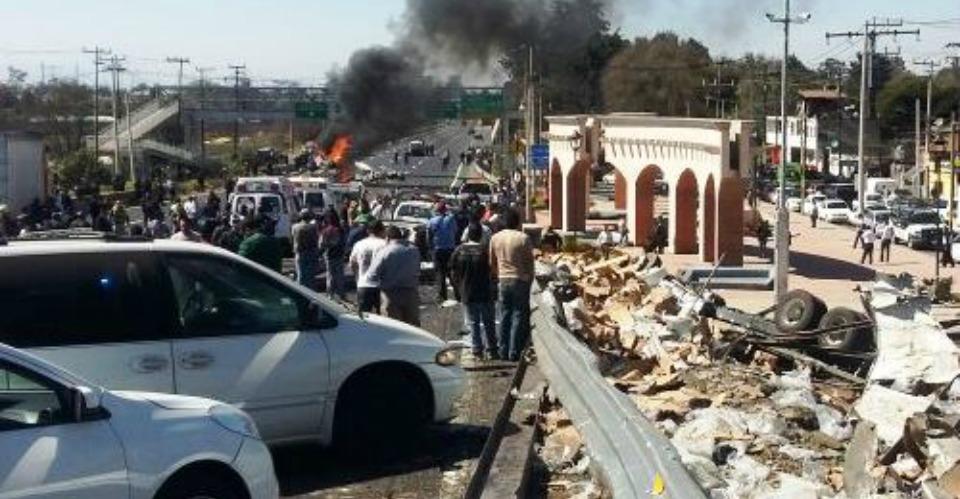 Un tráiler sin frenos impacta contra personal que atendía volcadura en la México-Toluca