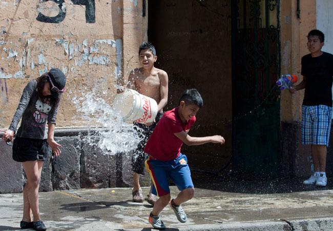 Multan a 15 personas en el DF por desperdiciar agua el Sábado de Gloria