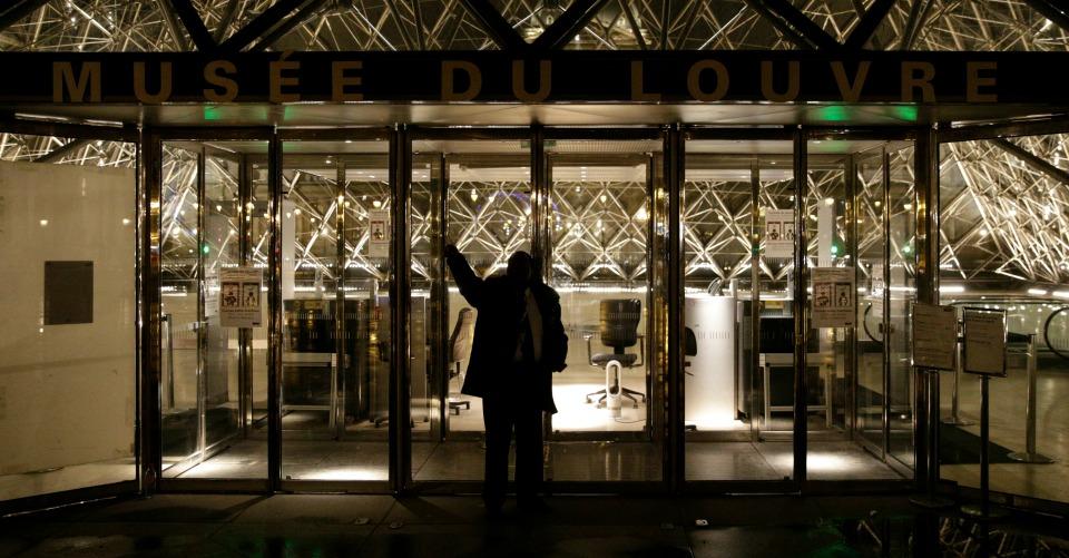Un hombre armado con un machete ataca a militares en el Museo Louvre, de París