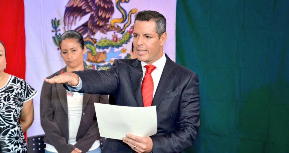 De madrugada y en sede alterna, Alejandro Murat rinde protesta como gobernador de Oaxaca