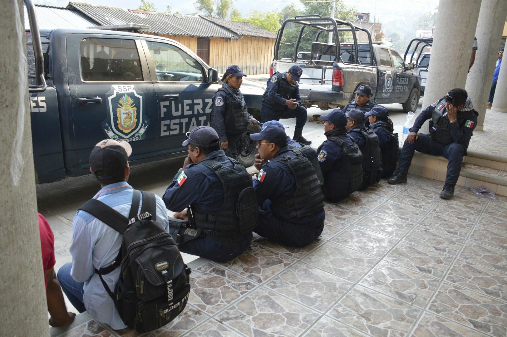 Liberan a 12 policías retenidos por pobladores tras bloqueos en Autopista del Sol en Guerrero