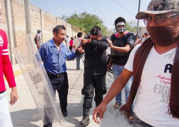 Enfrentamiento entre policías y normalistas deja 7 heridos en Tixtla, Guerrero