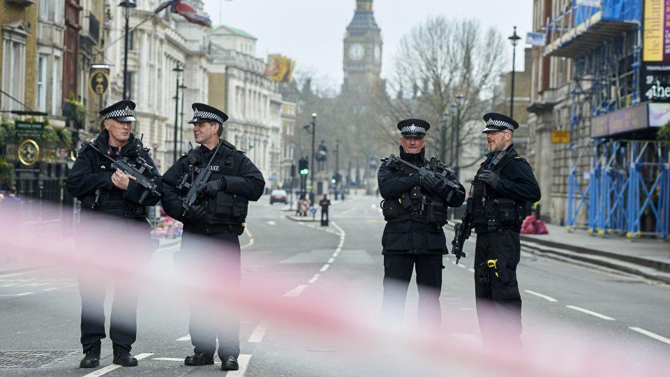 Muere un hombre de 75 años herido en atentando en Londres; la policía identifica al atacante