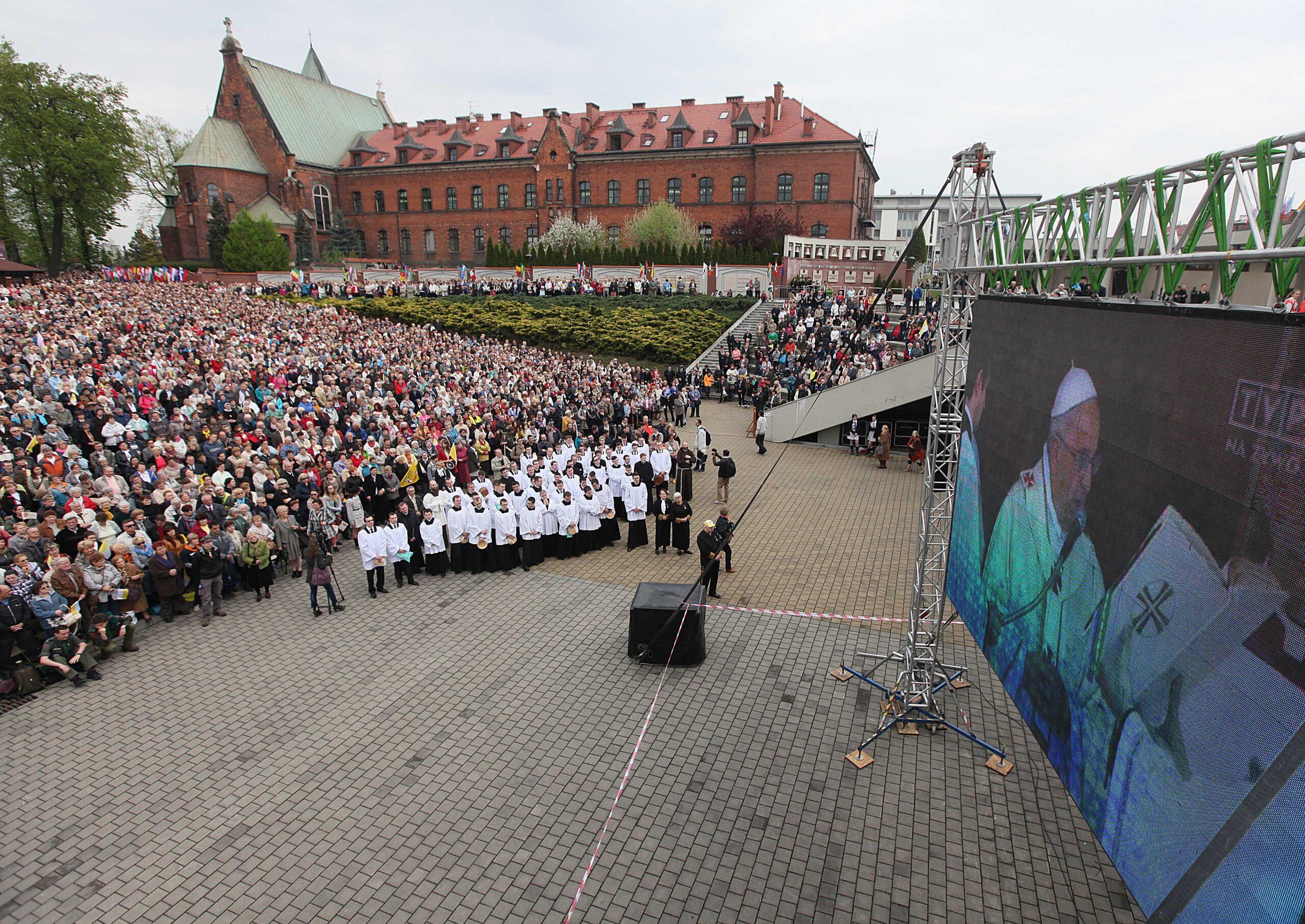 800 mil personas presencian canonización de Juan Pablo II y Juan XXIII
