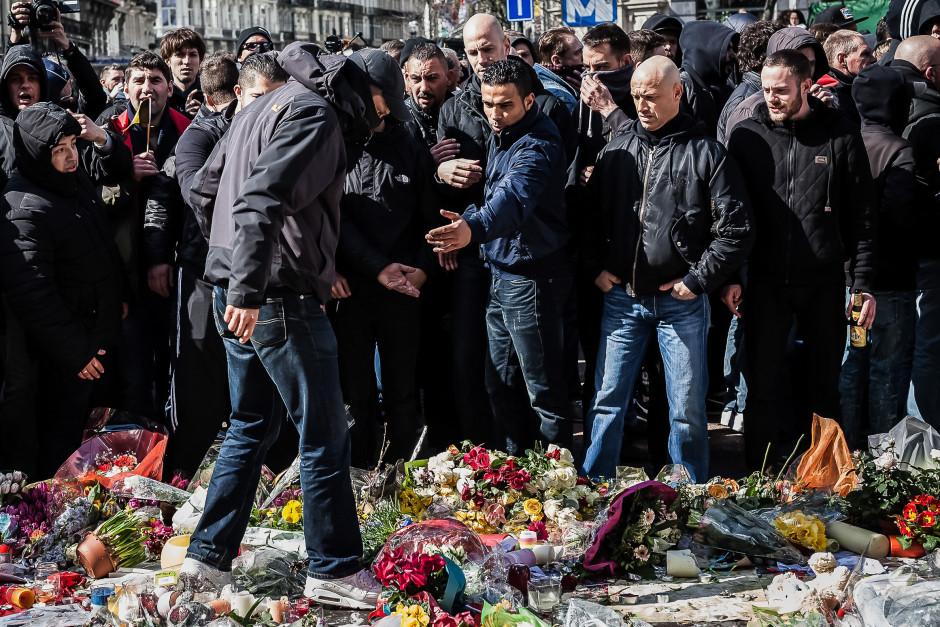 Bruselas: Policías se enfrentan con hooligans en una marcha para recordar a víctimas de los atentados