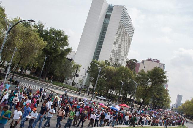 Marchan en el DF en repudio al desalojo de la CNTE