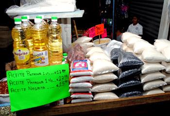 Familias mexicanas trabajarán 5 horas más en 2012 para adquirir canasta básica
