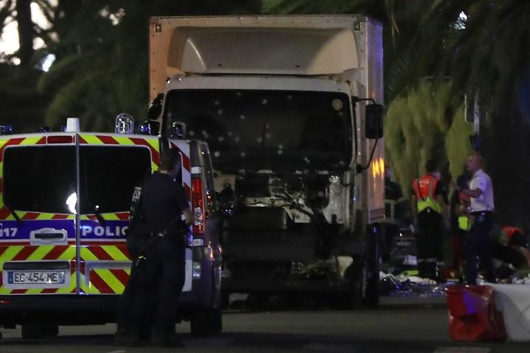 Vi el camión acelerando y los cuerpos que salían disparados, dice testigo de ataque en Niza