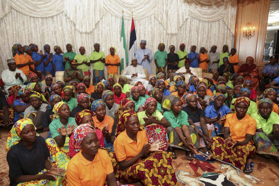 Tres años después, Boko Haram libera a 82 jóvenes secuestradas; el presidente de Nigera las recibe