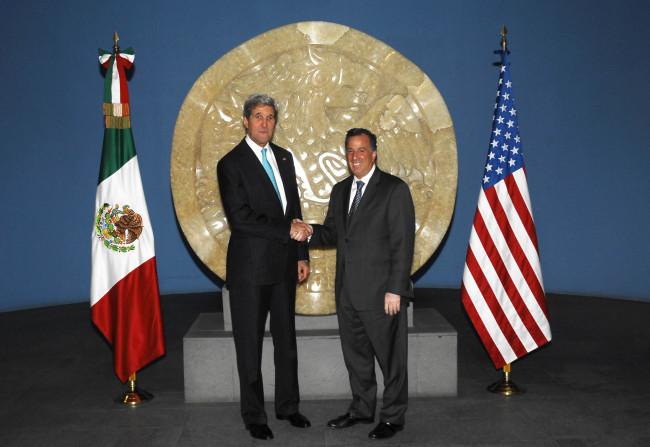 Llega Kerry a México (imágenes)