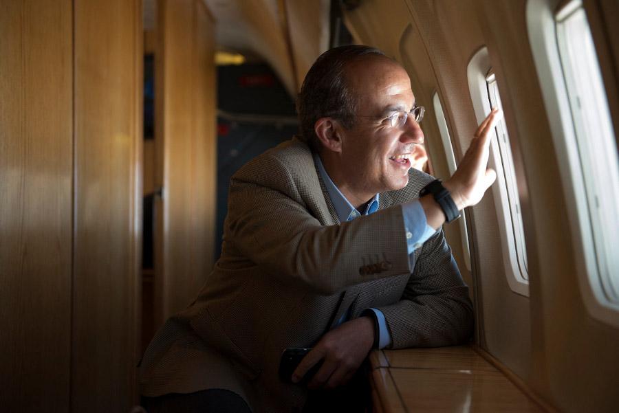 Calderón se despide del avión presidencial