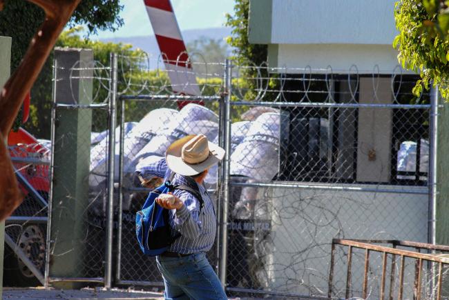 Normalistas incendian camioneta y puerta de cuartel militar en Chilpancingo, Guerrero