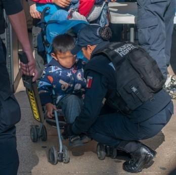 Policía catea a niños para entrar al Zócalo