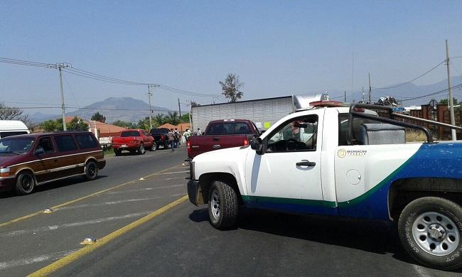 Rurales protestan en Apatzingán contra versión de que federales mataron a civiles