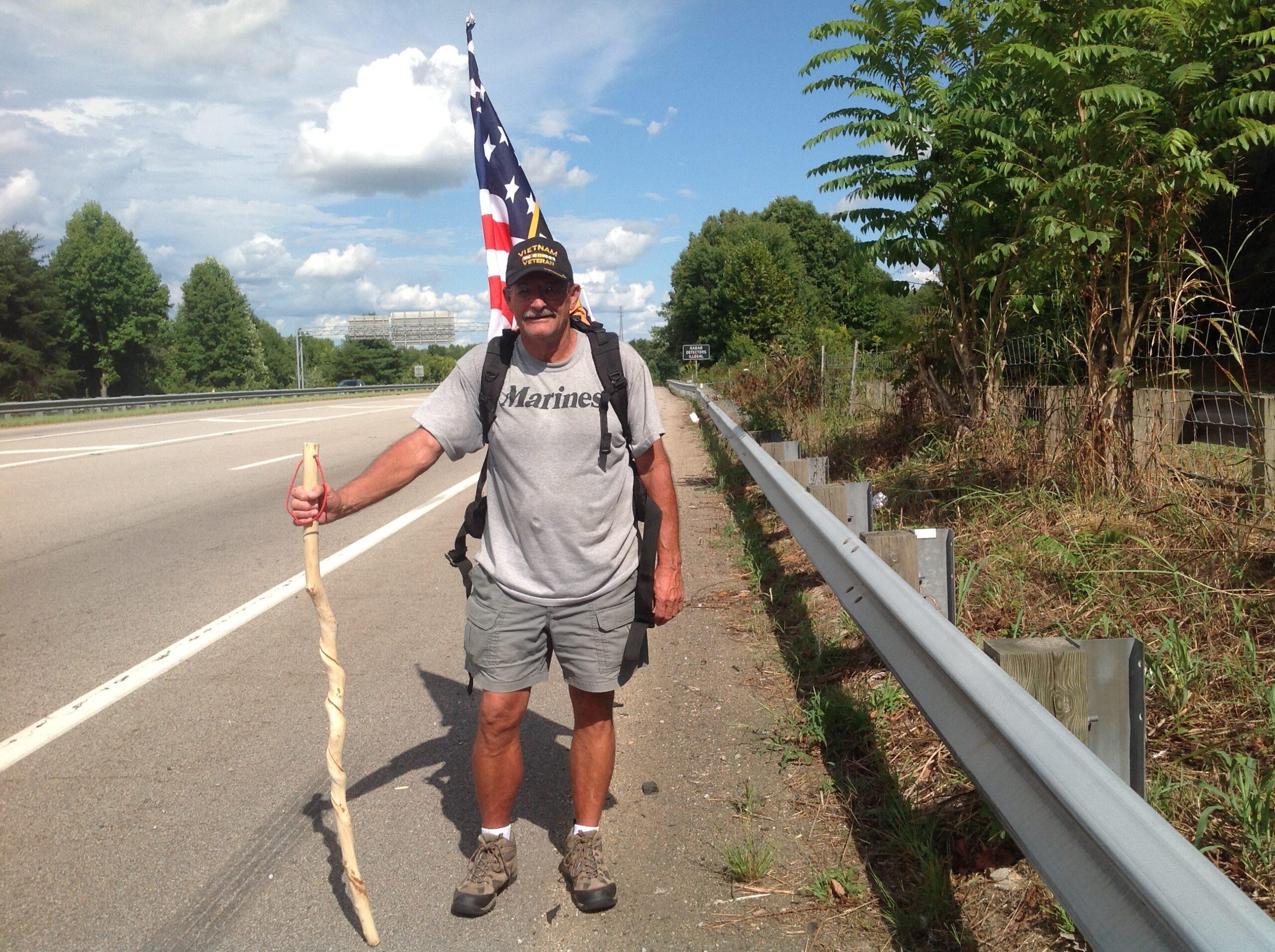 La historia detrás del veterano que caminará tres semanas en EU por un marino detenido en México