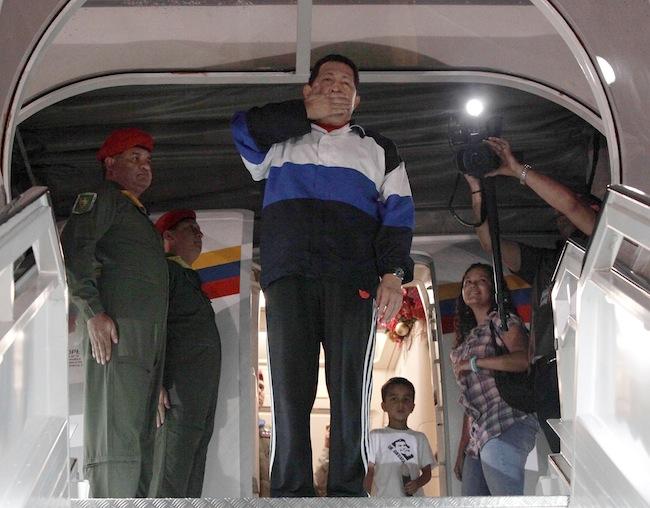 Chávez camina y hace ejercicio tras operación: Maduro
