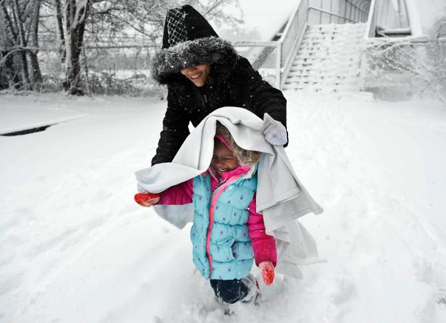 Escuelas cerradas, vuelos cancelados: Este de EU, en alerta por tormenta invernal