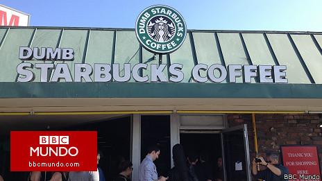 Un Starbucks “tonto” causa furor en Los Ángeles