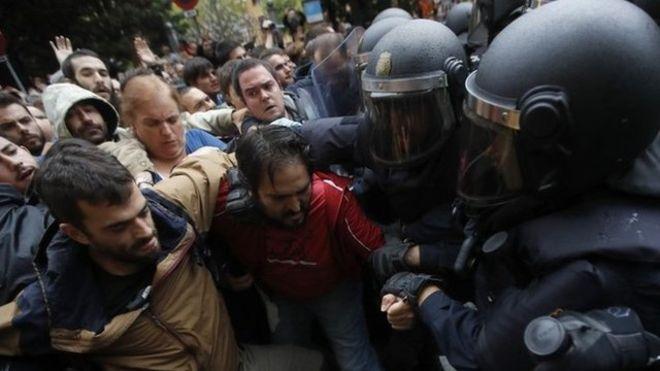 Referéndum en Cataluña termina con centenares de heridos por la actuación de la policía
