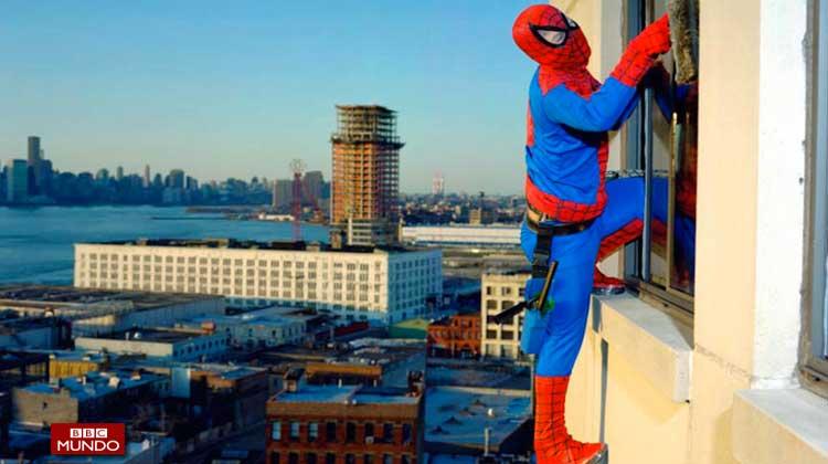 En fotos: trajes de superhéroe para latinos indocumentados