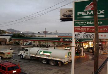 Grupo armado incendia gasolinera en Michoacán