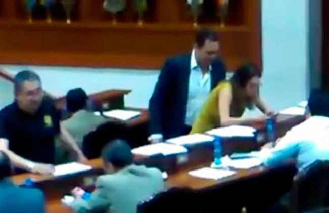 Exhiben a un diputado que acosa a una legisladora en plena sesión; no hubo agresión, dice ella