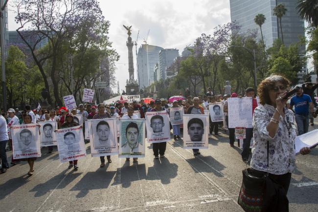 Madres de Ayotzinapa anuncian toma simbólica de Televisa y TV Azteca