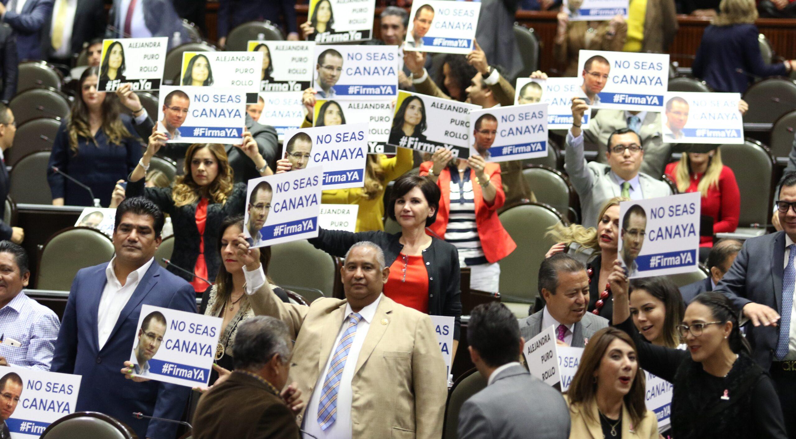 Diputados del PRI exigen con pancartas en San Lázaro que PAN, PRD y Morena donen prerrogativas