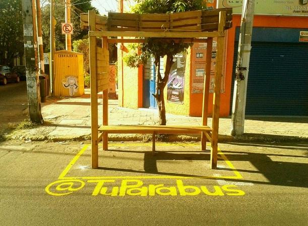 El problema de los parabuses en Guadalajara: Jóvenes montan el suyo, pero el ayuntamiento lo quita