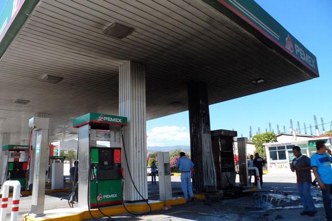 Grupo armado incendia gasolinera en Michoacán