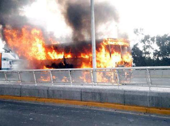 Bloqueos, incendios y caos en Guadalajara