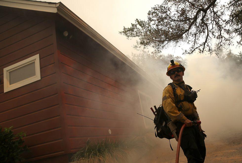 Incendios arrasan región del vino en California, EU; suman 10 muertos