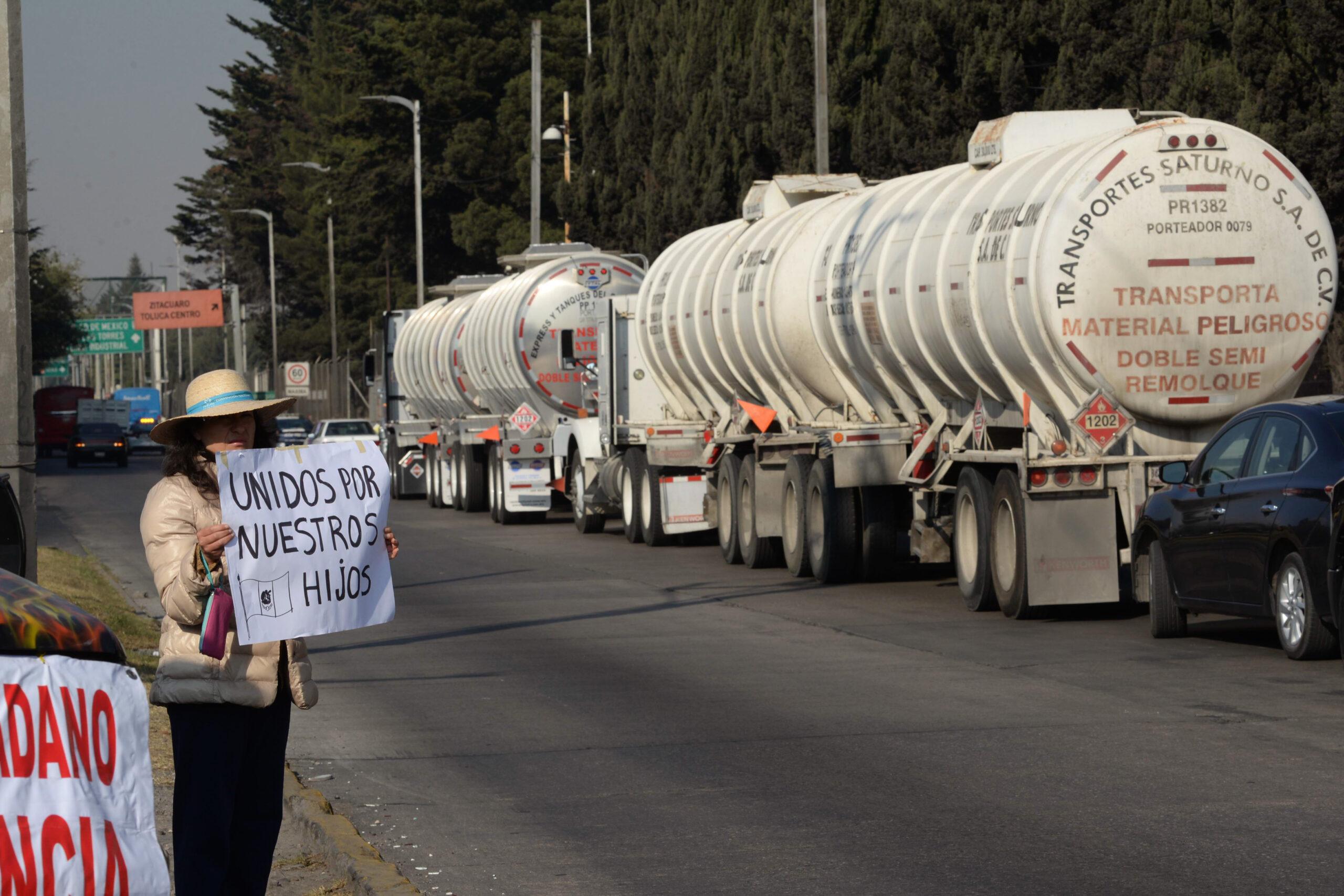 Por segundo día, grupo ciudadano bloquea estaciones de Pemex contra gasolinazo
