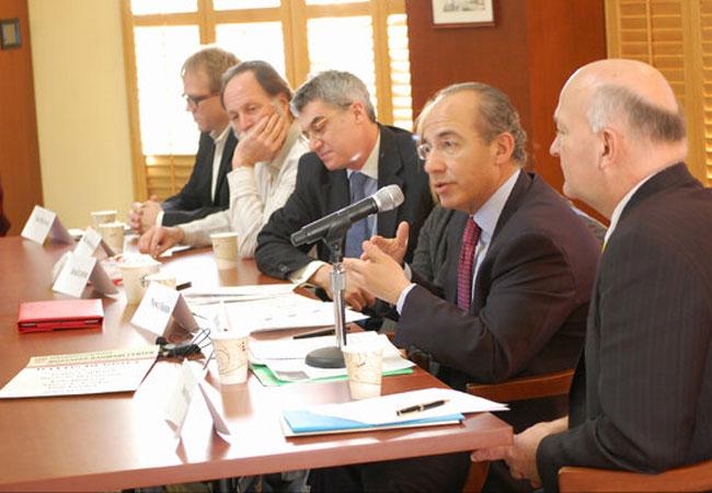 Calderón muestra primera foto de su estancia en Harvard