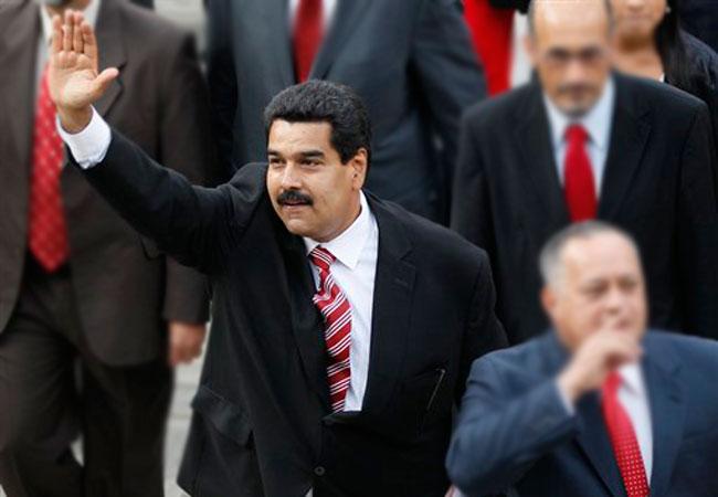 Maduro firma decreto como presidente encargado de Venezuela