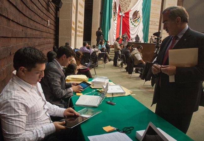 Mini iPads no costaron nada, son parte del “paquete Telmex”: diputados