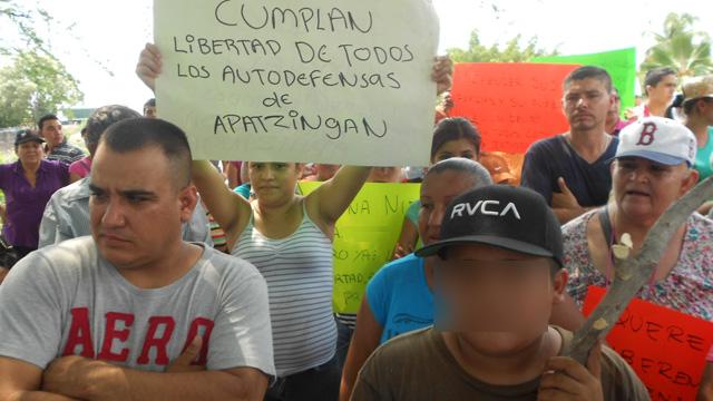 Bloquean familiares de ex autodefensas detenidos carretera Apatzingán-Tepalcatepec