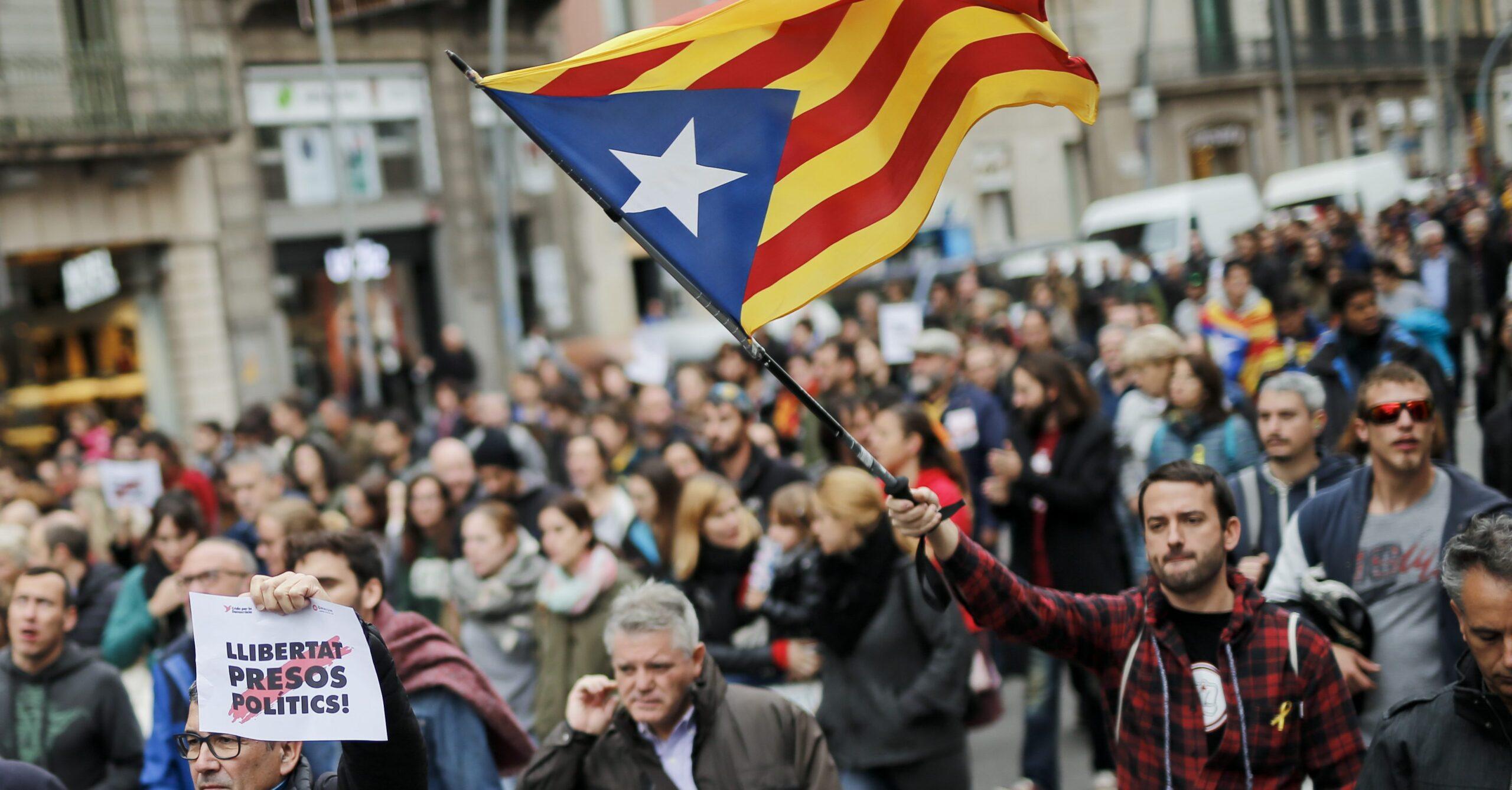 Tribunal anula independencia de Cataluña, en medio de una huelga y cierre de calles en Barcelona