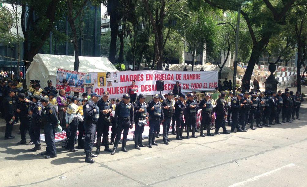 Familiares de desaparecidos inician huelga de hambre y bloquean Reforma
