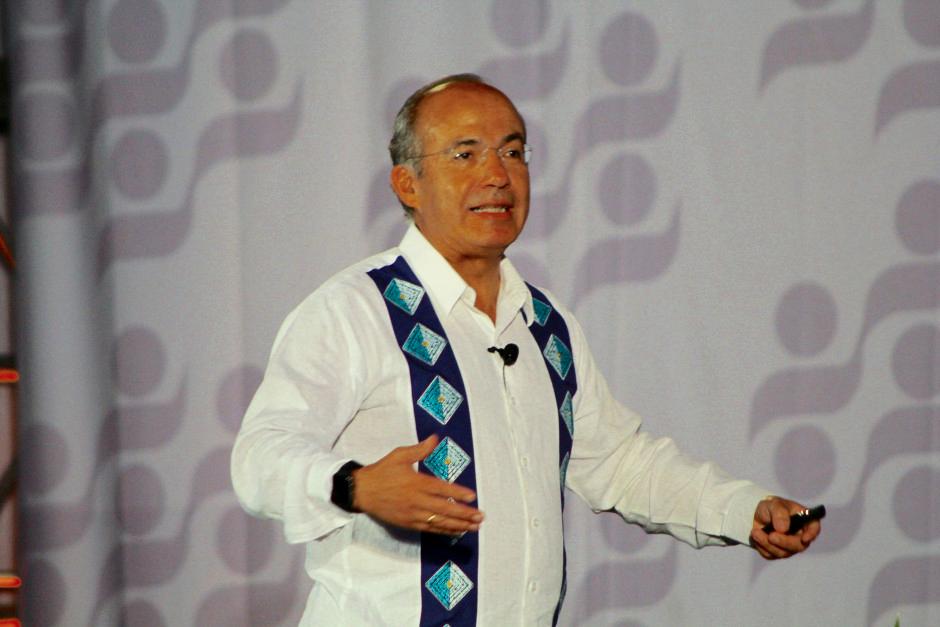 Un hombre le grita parásito al expresidente Felipe Calderón en Cancún