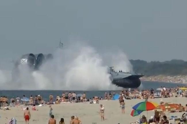 Barco de la marina rusa irrumpe en playa