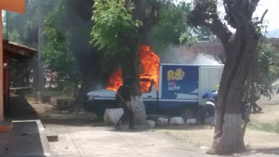 Dos días de bloqueos en Michoacán: hombres armados incendian 2 gasolineras, 11 autos y 2 tiendas